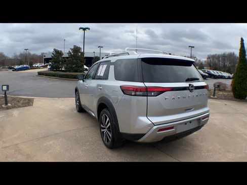 Used 2024 Nissan Pathfinder Platinum image 6