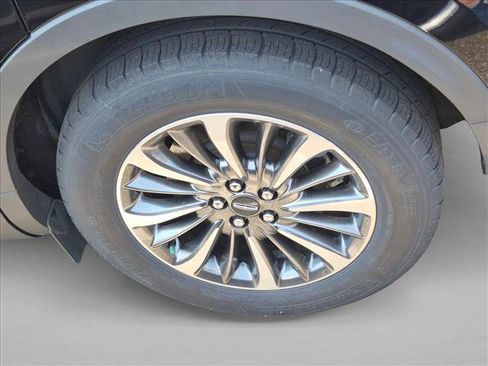 Used 2022 Lincoln Nautilus Reserve AWD/4WD image 9