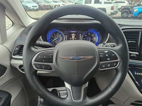 Used 2021 Chrysler Pacifica Touring image 19