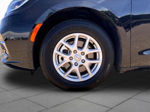 Used 2025 Chrysler Pacifica Select FWD image 11