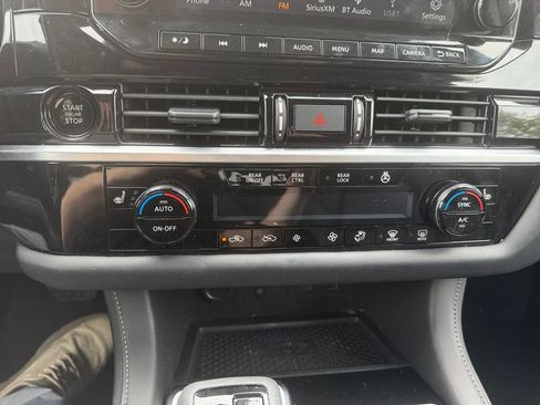 Certified 2025 Nissan Pathfinder SL FWD image 18