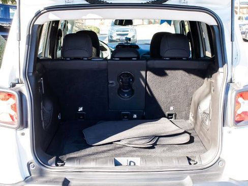 Used 2018 Jeep Renegade Latitude w/ Popular Equipment Group image 21