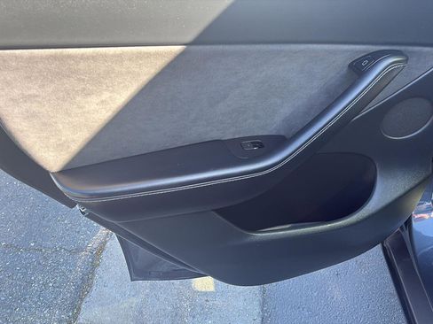 Used 2022 Tesla Model Y Long Range AWD/4WD image 25