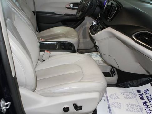 Used 2018 Chrysler Pacifica Touring-L Plus w/ Advanced Safetytec Group FWD image 22