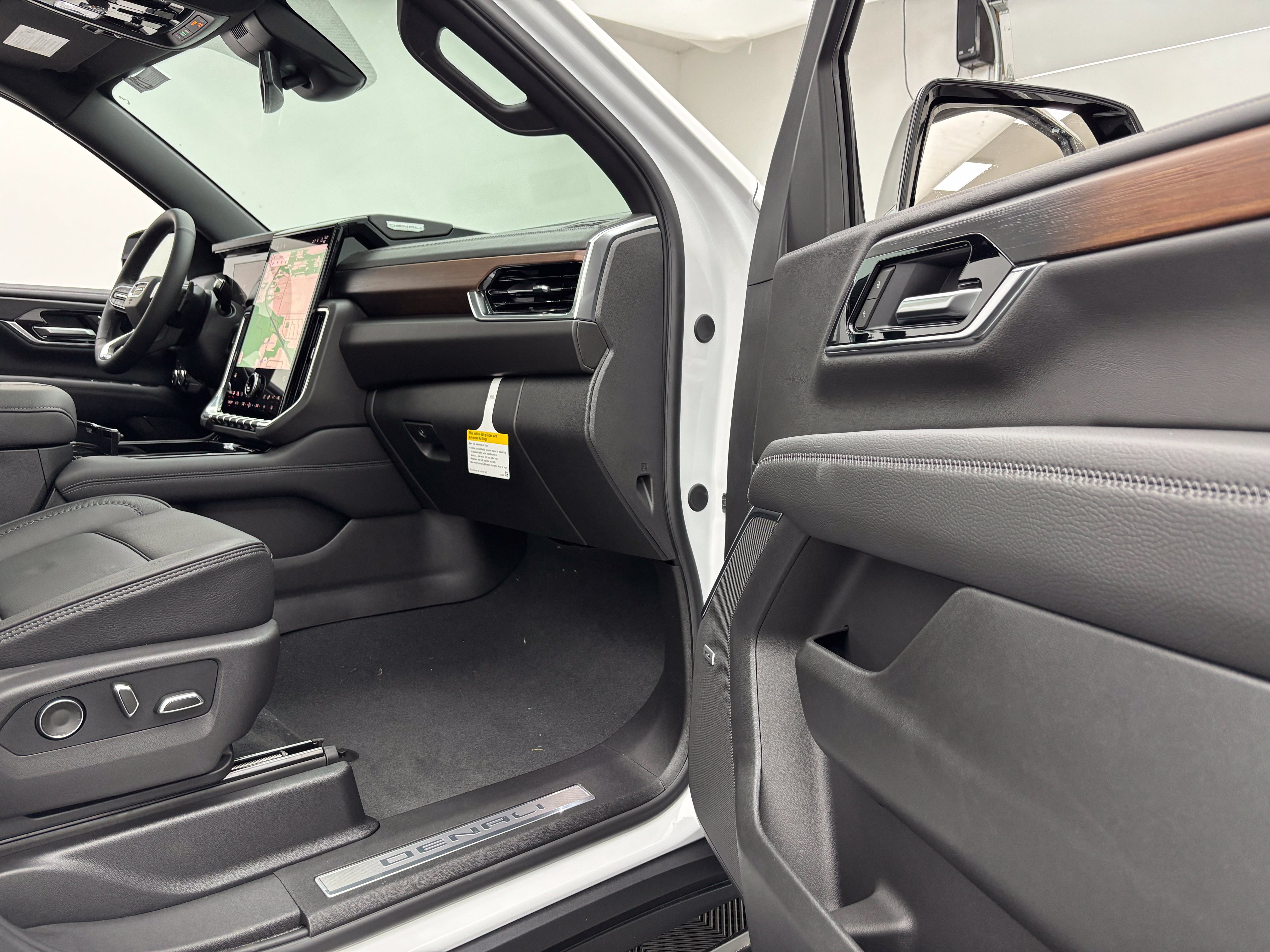New 2026 GMC Yukon Denali w/ Sun & Power Step Package AWD/4WD image 37