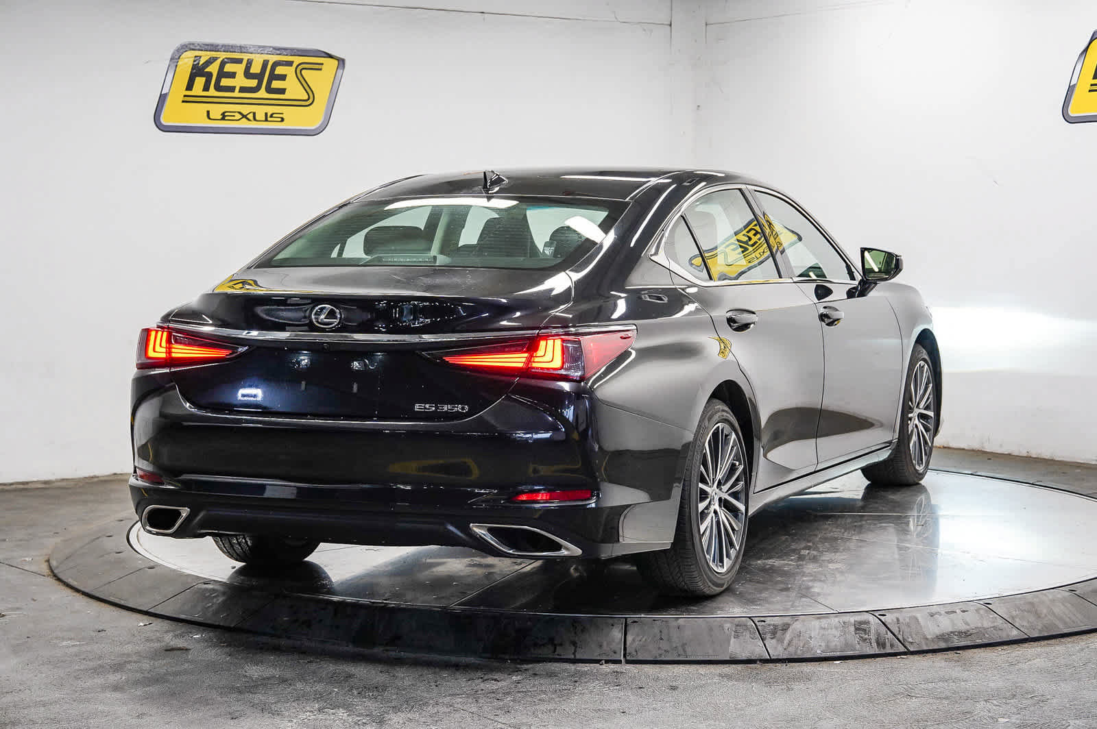 Used 2024 Lexus ES 350 w/ Premium Package FWD image 4