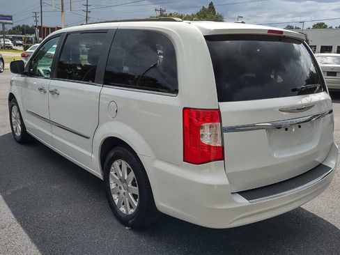 Used 2015 Chrysler Town & Country Touring w/ Driver Convenience Group image 5