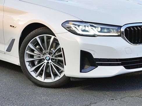 Used 2023 BMW 530e w/ M Sport Package image 4