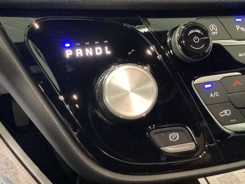 New 2027 Chrysler Pacifica Select AWD/4WD image 34