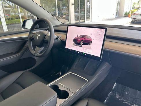 Used 2023 Tesla Model Y Long Range AWD/4WD image 29