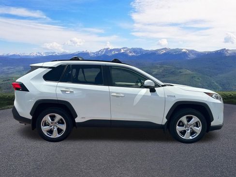 Used 2021 Toyota RAV4 XLE Premium AWD/4WD image 7