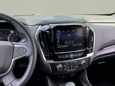 Used 2023 Chevrolet Traverse LT FWD image 9