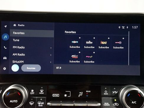 Used 2023 Toyota Highlander XLE image 18