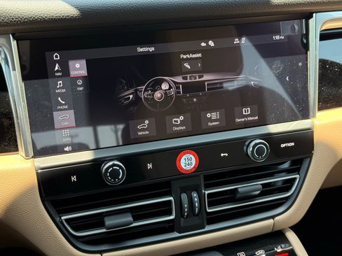 Used 2025 Porsche Macan image 21