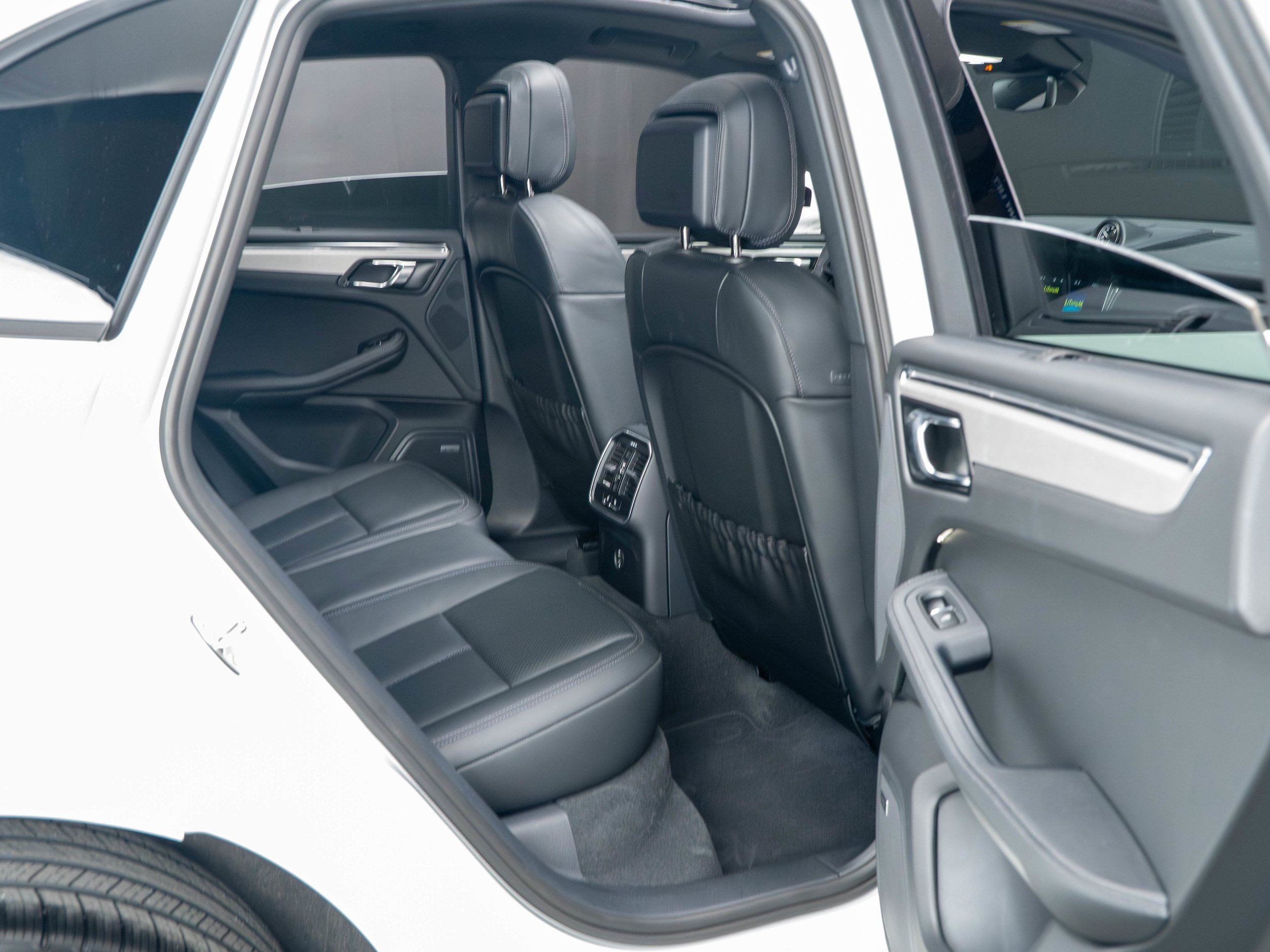 Certified 2026 Porsche Macan AWD/4WD image 40