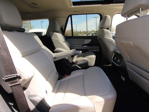 Used 2025 Ford Expedition Active image 9