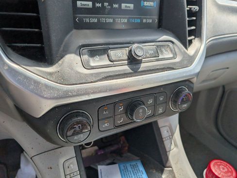 Used 2018 GMC Acadia SLE FWD image 17