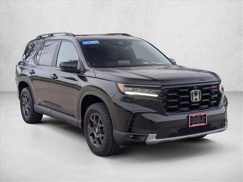 Certified 2025 Honda Pilot TrailSport image 3