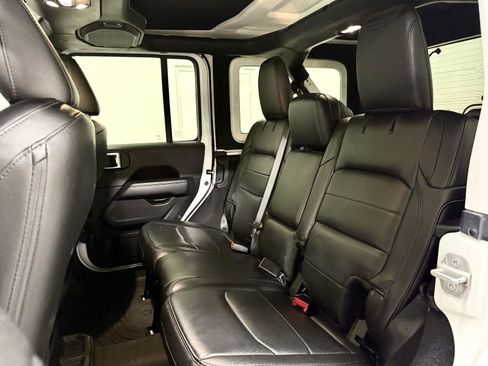 Used 2019 Jeep Wrangler Unlimited Sahara w/ Uconnect 4C Nav & Sound Group AWD/4WD image 16