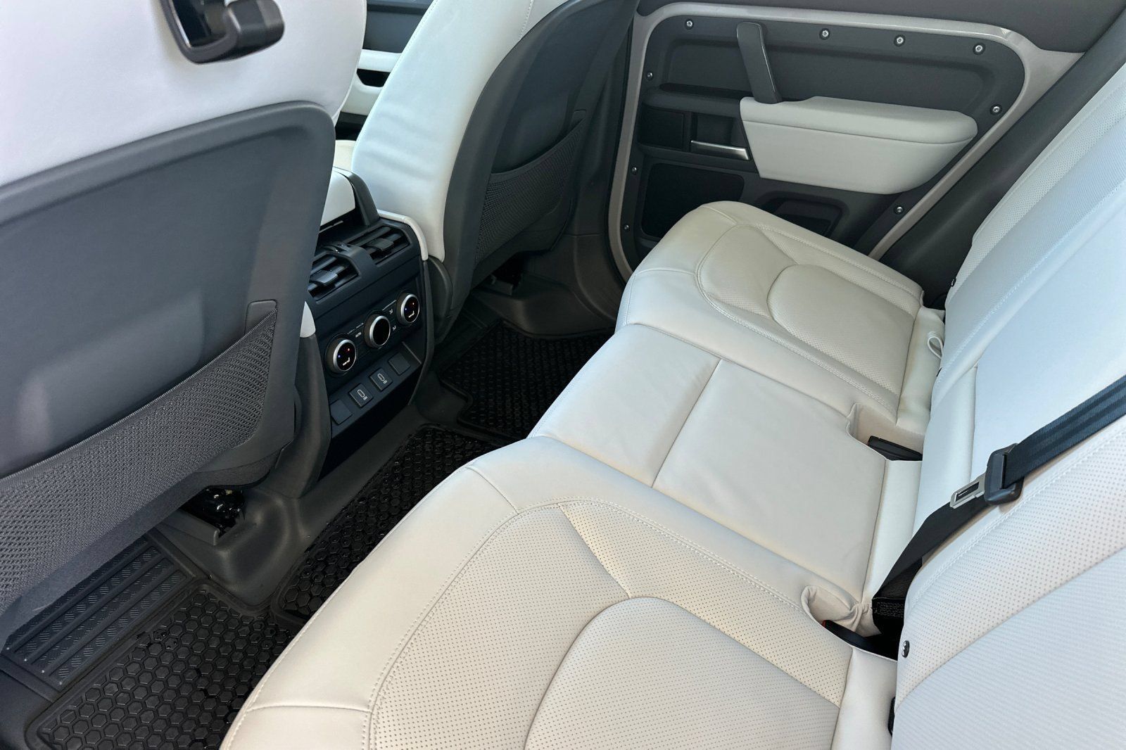 New 2026 Land Rover Defender 110 X-Dynamic SE AWD/4WD image 12