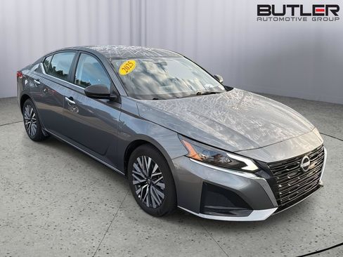 Used 2025 Nissan Altima 2.5 SV FWD image 8