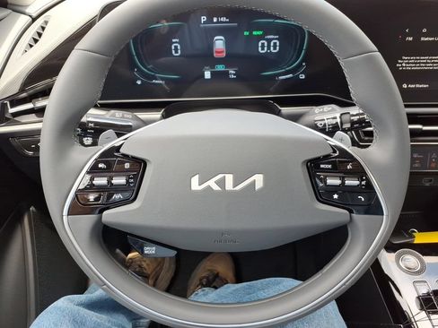 New 2026 Kia Niro EX FWD image 25