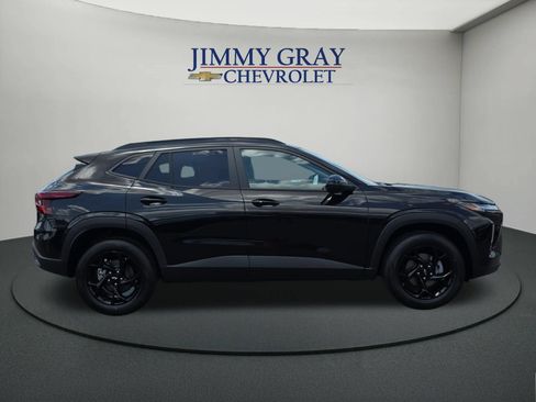 New 2026 Chevrolet Trax LT w/ Midnight Edition FWD image 6