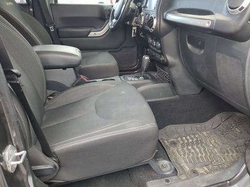 Used 2016 Jeep Wrangler Unlimited Sahara w/ Connectivity Group image 30