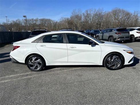 Used 2025 Hyundai Elantra Sport image 2