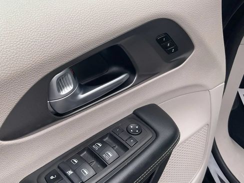 Used 2024 Chrysler Pacifica Touring-L FWD image 10