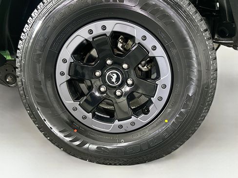 Used 2023 Ford Bronco Badlands image 11