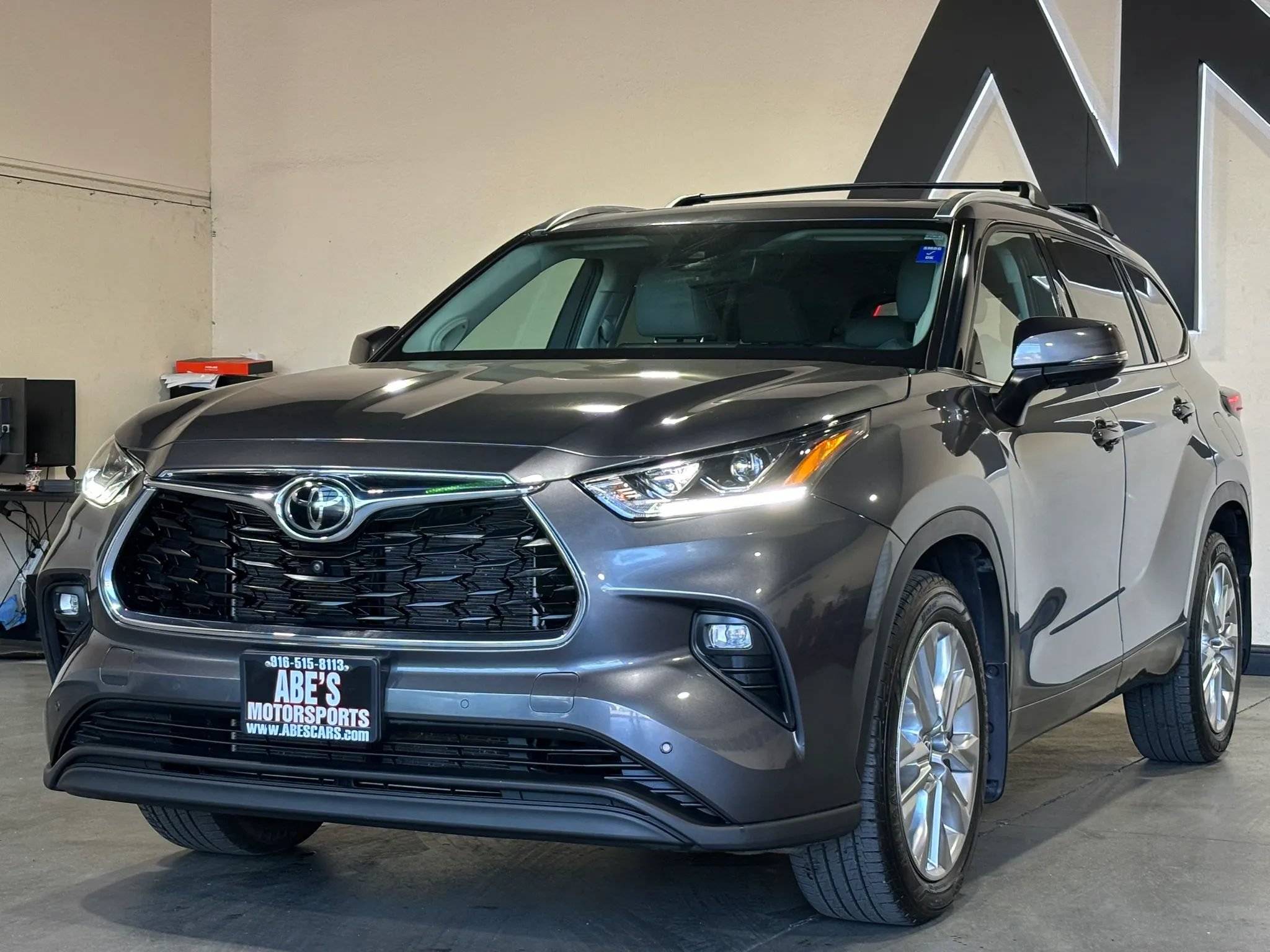 Used 2022 Toyota Highlander Limited AWD/4WD image 1