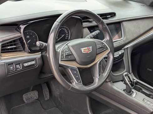 Used 2017 Cadillac XT5 Platinum image 2