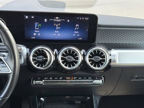 Used 2025 Mercedes-Benz GLB 250 4MATIC image 17