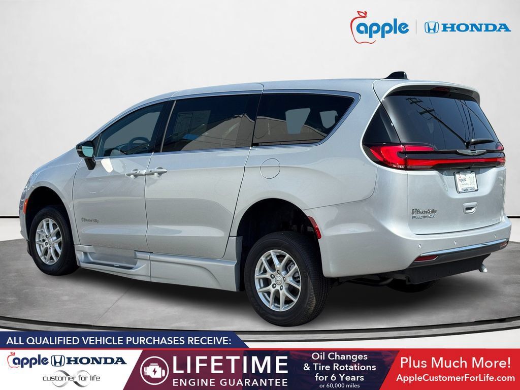 Used 2026 Chrysler Pacifica Select FWD image 4