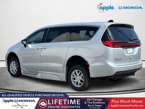 Used 2026 Chrysler Pacifica Select FWD image 4