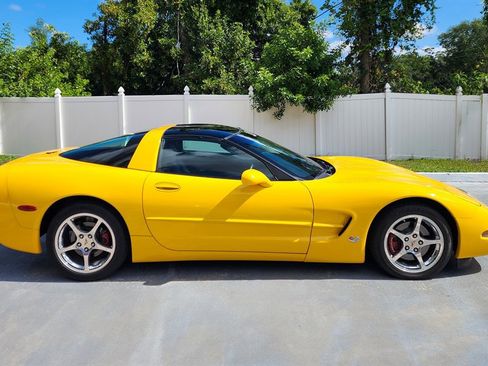 Used 2004 Chevrolet Corvette Coupe w/ Preferred Equipment Group RWD image 17