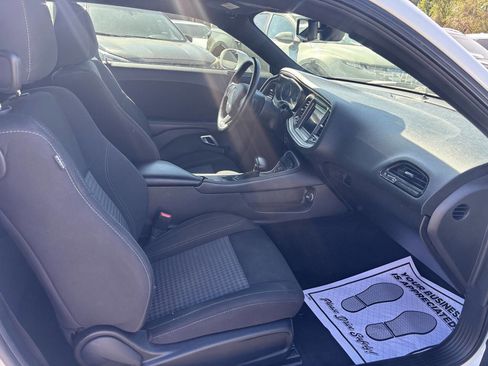 Used 2022 Dodge Challenger SXT image 24