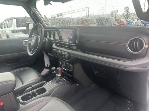 Used 2025 Jeep Gladiator Sport AWD/4WD image 32
