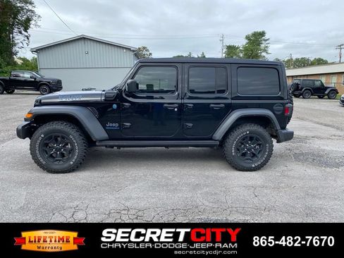 Used 2023 Jeep Wrangler Unlimited w/ Sun & Screen Package AWD/4WD image 8