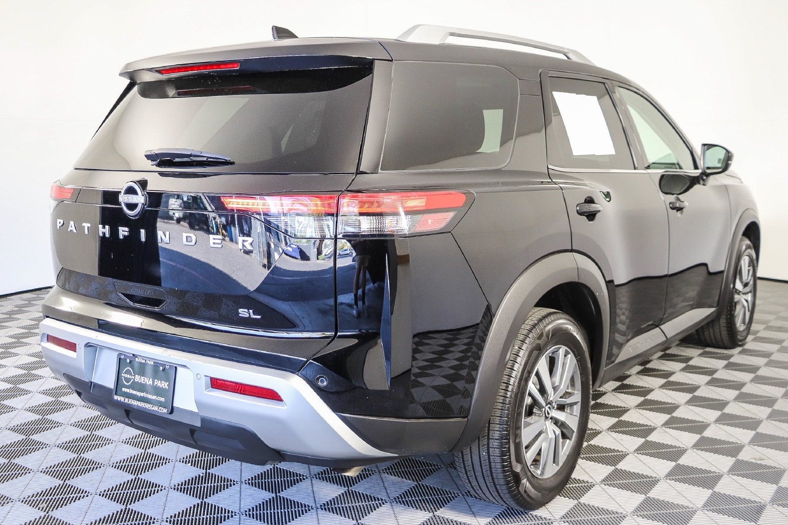 Used 2025 Nissan Pathfinder SL FWD image 6