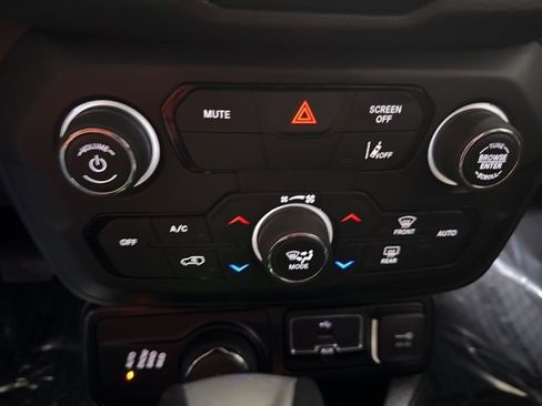 Used 2023 Jeep Renegade Latitude image 17