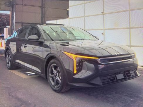 Used 2025 Kia K4 FWD image 2