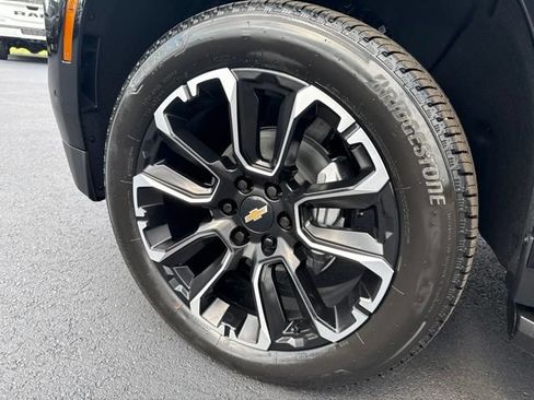 New 2026 Chevrolet Suburban Premier w/ Sun And Tow Package AWD/4WD image 9