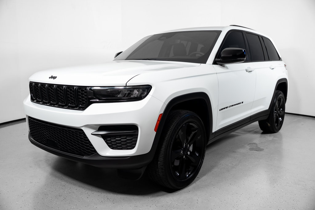 Used 2023 Jeep Grand Cherokee Altitude AWD/4WD image 16