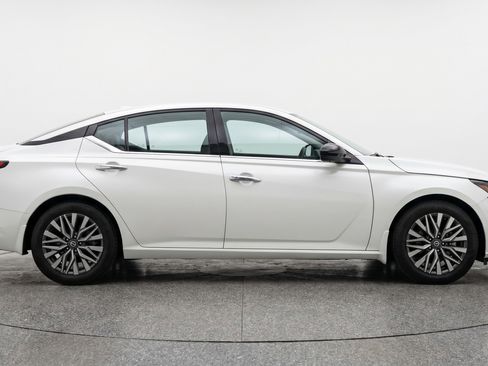 Used 2025 Nissan Altima 2.5 SV FWD image 11