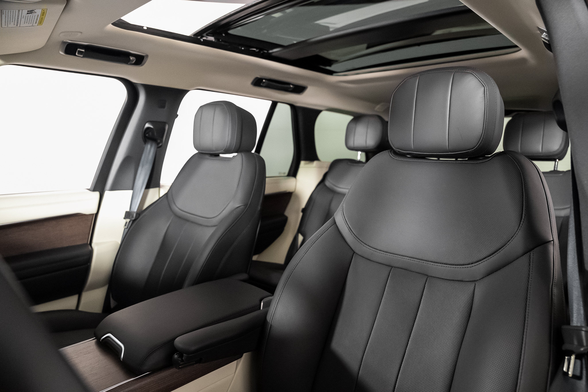 Used 2024 Land Rover Range Rover SE AWD/4WD image 3