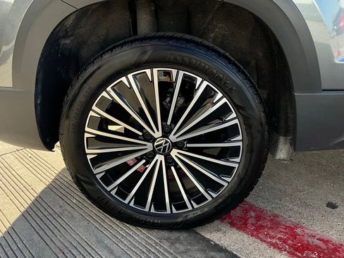 Used 2025 Volkswagen Taos SE image 9