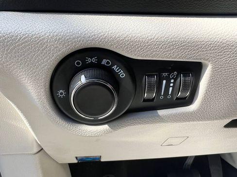 Used 2022 Chrysler Voyager LX image 16