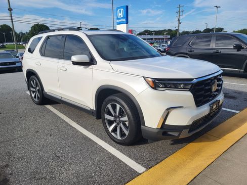 Certified 2024 Honda Pilot Touring image 3
